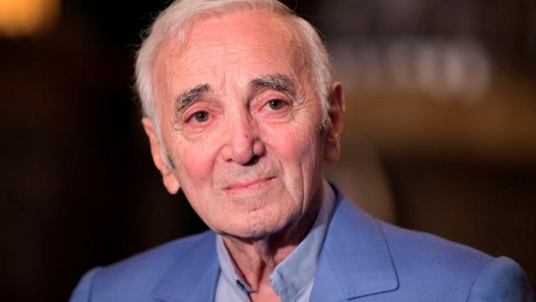 Llora la música: murió Charles Aznavour
