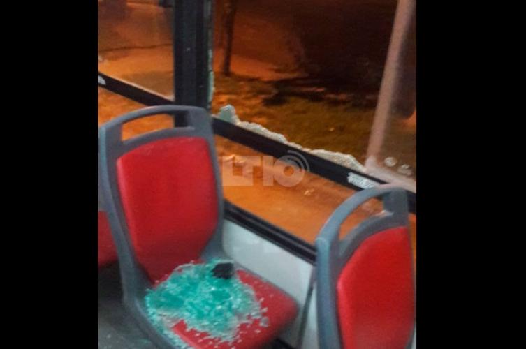 Atacaron a piedrazos cuatro colectivos de la línea 1