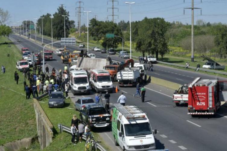 Volcó un camión y aplastó un auto en Rosario: hay personas atrapadas