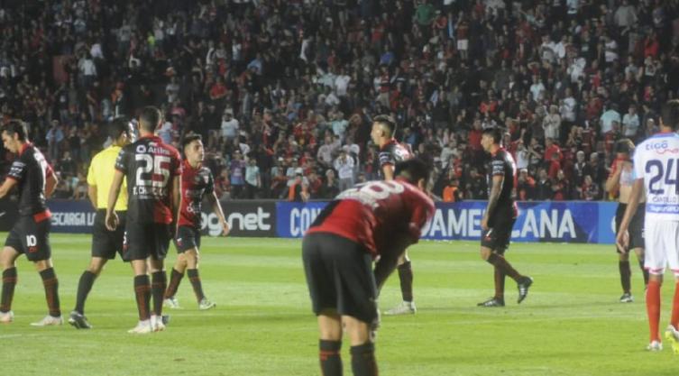 Sudamericana: Colón resbaló y cayó ante Junior que lo eliminó en octavos