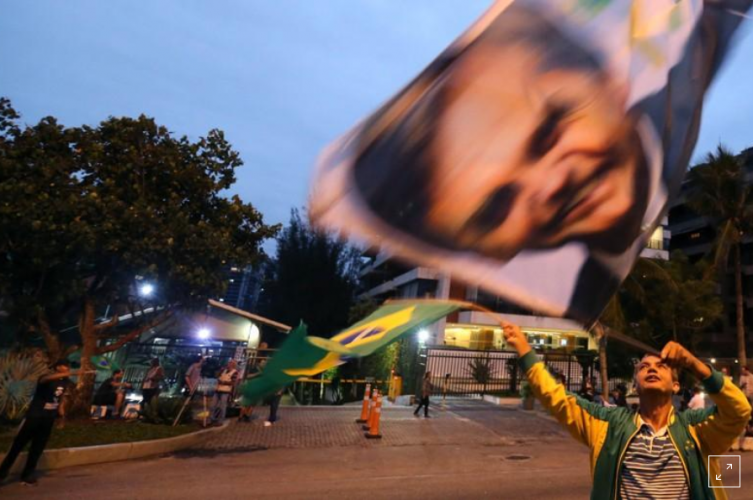 Ultraderechista brasileño Bolsonaro aumenta ventaja antes de elecciones, pero habría balotaje