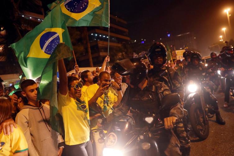 Elecciones en Brasil: Bolsonaro le saca casi 20 puntos al petista Haddad
