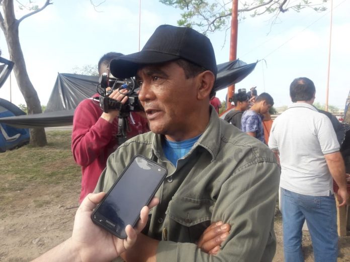 Pescadores cortan la Ruta 168