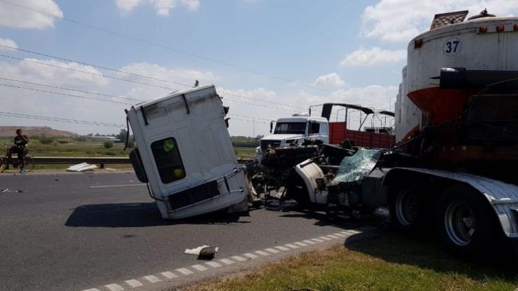 Choque de dos camiones y dos autos en Circunvalación