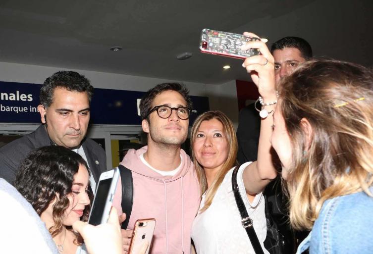 Diego Boneta llegó a la Argentina, revolucionó Ezeiza y fue recibido por sus fans