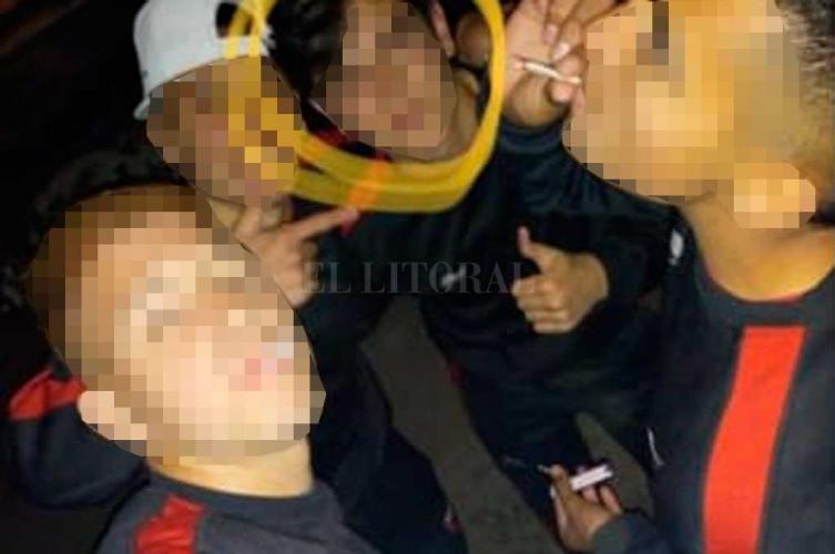 ¡Alarma! La foto de juveniles de Colón fumando marihuana