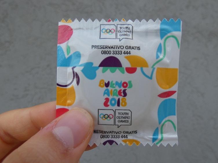 La campaña de educación sexual en la Villa Olímpica, con folletos, charlas y entrega de preservativos