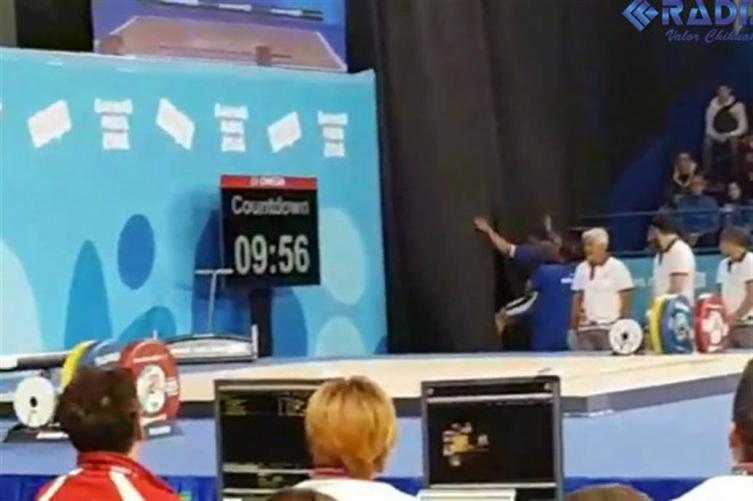 Juegos Olímpicos de la Juventud: un pesista perdió, enloqueció, e hizo un berrinche incontrolable