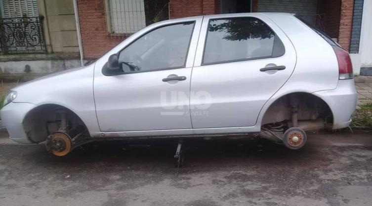 Le robaron las ruedas del auto en la puerta de su casa