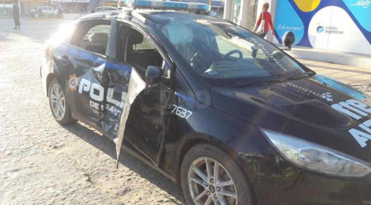 Un patrullero chocó contra una moto