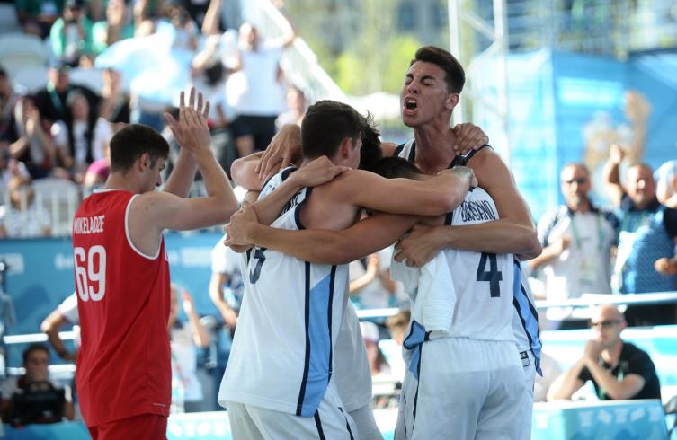 Los chicos del básquetbol 3x3 siguen en carrera por una medalla