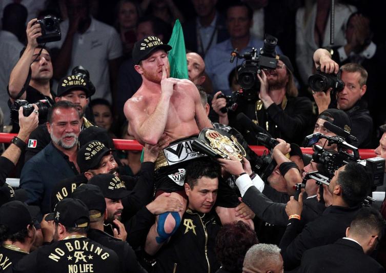 Canelo firmó el contrato más grande en la historia del deporte