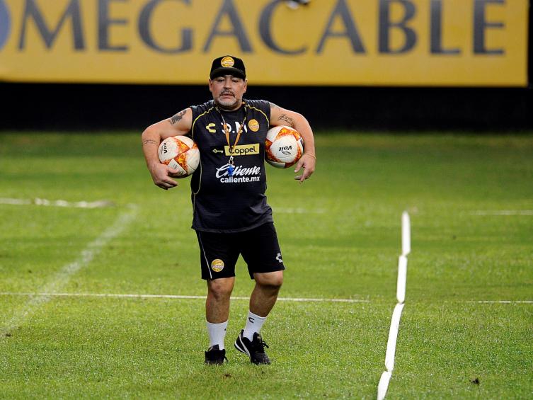 El médico de Maradona habló del problema del Diez en las rodillas y dio su diagnóstico