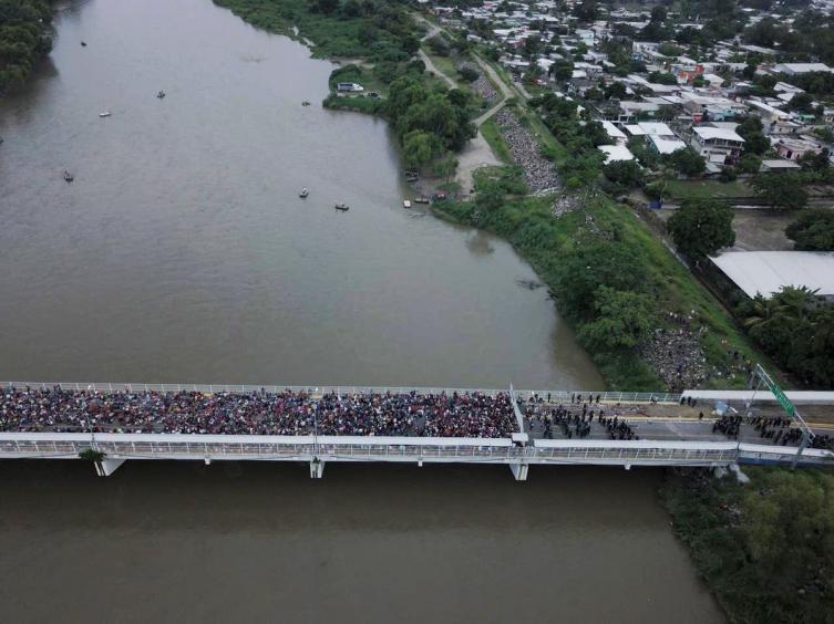 La impactante caravana de migrantes hondureños rumbo a Estados Unidos