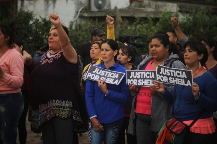 Creen que Sheila se defendió de un abuso y rasguñó a su tío antes de ser estrangulada
