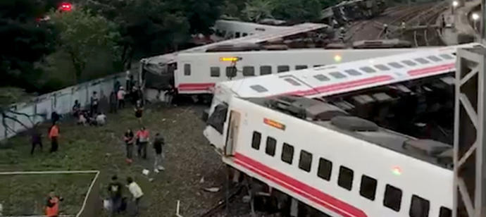 Al menos 17 muertos y 100 heridos al descarrilar un tren en Taiwán