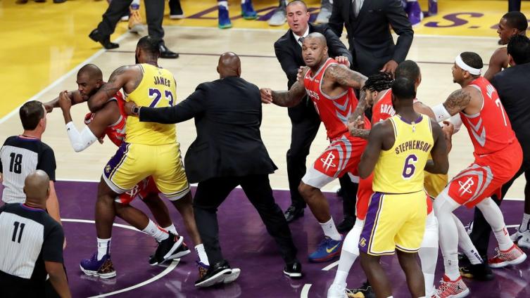 NBA: Insultos y trompadas en el duelo entre los Lakers de LeBron James y los Houston Rockets