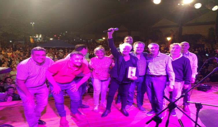 Sergio Denis en el homenaje al día de la madre 