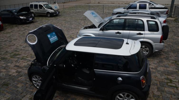 Subastan autos decomisados por primera vez