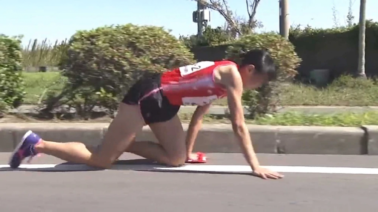 Una atleta japonesa se fracturó la pierna en plena maratón y terminó la carrera gateando