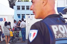 Francia evalúa que policías custodien las escuelas