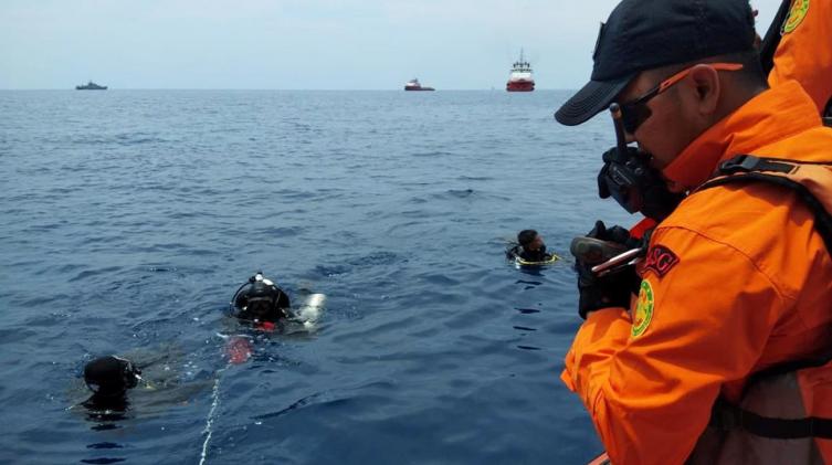 Tragedia aérea en Indonesia: se estrelló un avión con 188 personas a bordo