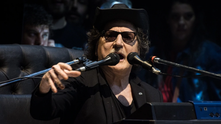 Charly presentó su documental y zapó algunos de sus temas para los presentes