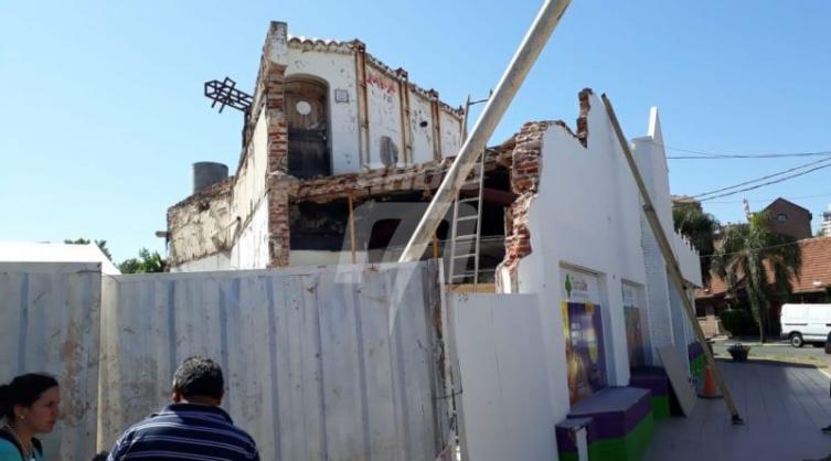 Se derrumbó la pared de una farmacia en el macrocentro
