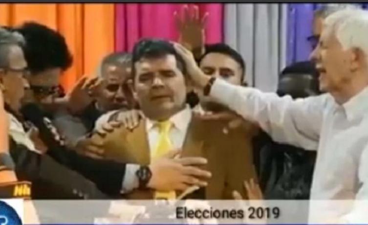VIDEO: Se desplomó el escenario en el que evangelistas bendecían a Alfredo Olmedo