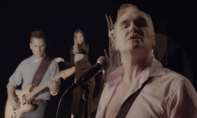 Morrissey lanzó un nuevo video que reversiona uno de los clásicos de The Pretenders