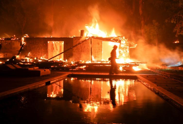 Estrellas de Hollywood fueron evacuadas por los incendios en California que ya dejaron 9 muertos