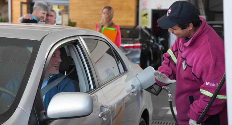 Por la caída del dólar y el petróleo, Axion bajó hasta 3,2% los precios de combustibles