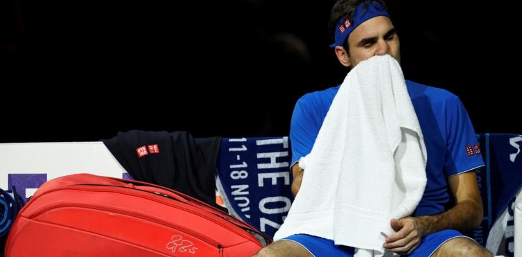 Federer sufrió una caída dolorosa en el arranque del Masters de Londres