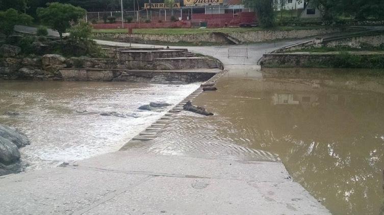 Cortan puentes y vados cerca de Carlos Paz por las lluvias