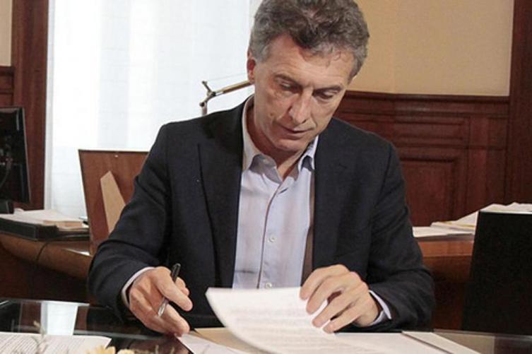 El Gobierno firmó el decreto por el bono de fin de año