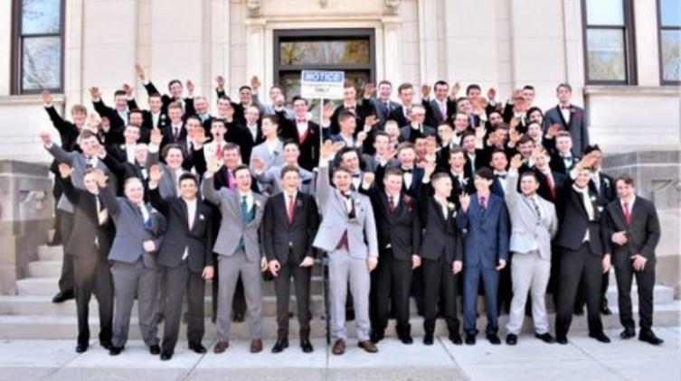 Investigan por antisemitismo a estudiantes que posaron haciendo el saludo nazi