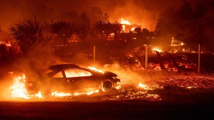 California: el fuego avanza, destruye todo y nada lo detiene