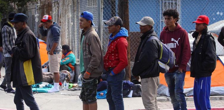Los migrantes comienzan a descartar su llegada a EE. UU.  y analizan nuevos destinos