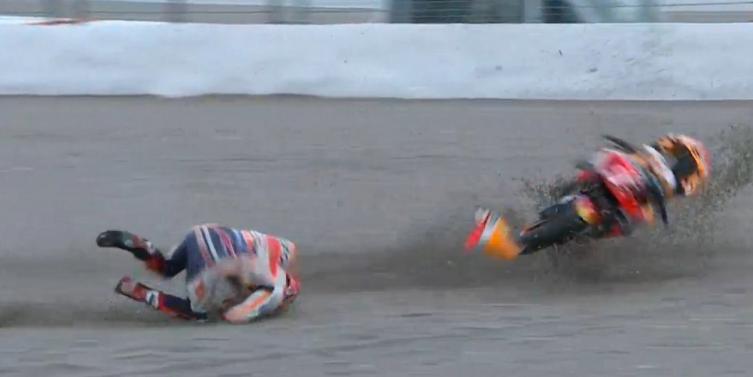 Marc Márquez sufrió una dura caída, se dislocó el hombro, pero volvió y se clasificó quinto