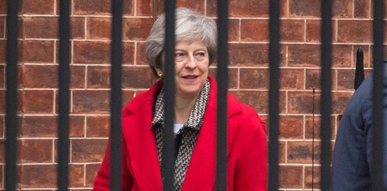 Theresa May enfrenta a sus críticos y dice que su plan para el Brexit es el único posible