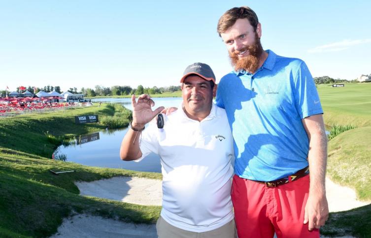 Hizo un hoyo en uno y le regaló el auto que se ganó a su caddie