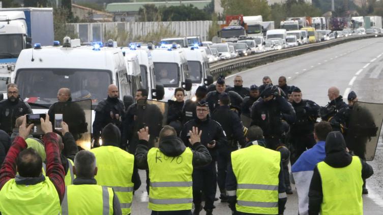 Macron llamó al “diálogo” frente a las protestas contra el alza de combustibles