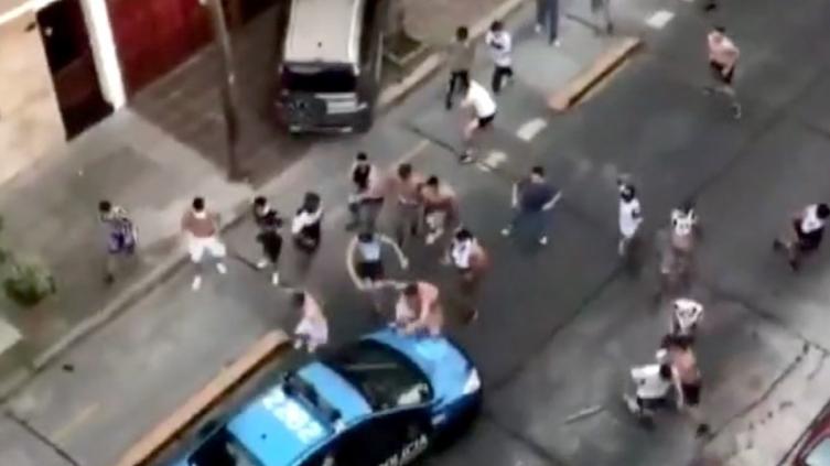 Serios incidentes entre hinchas de All Boys y la Policía: hubo balazos de goma y patrulleros destrozados