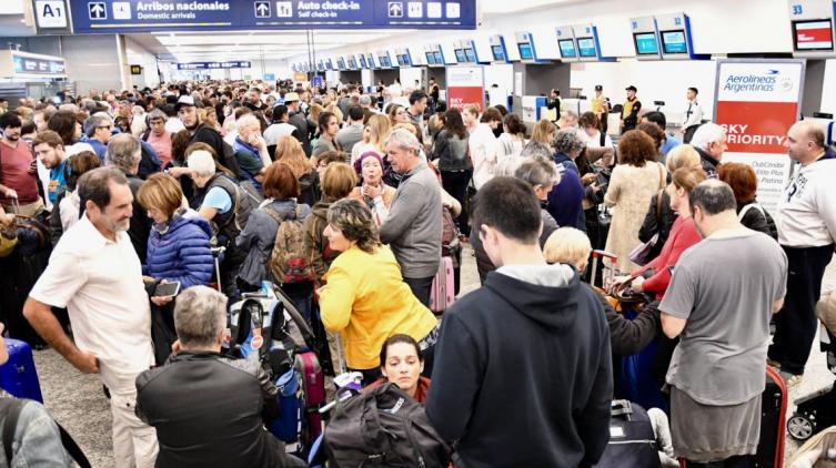 Aerolíneas canceló todos sus vuelos del lunes 26 por el paro