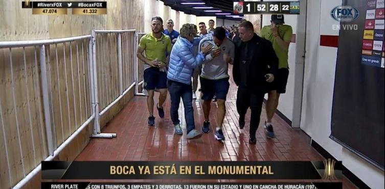 Piedras y gases al micro de Boca cuando llegó al Monumental: el partido, ¿en riesgo?