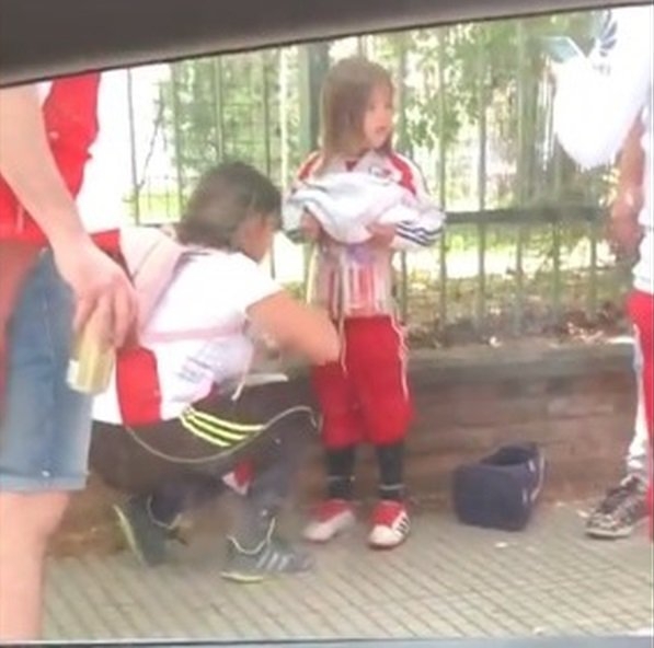 River - Boca: Una mujer ató bengalas en su hija para ingresarlas al Monumental