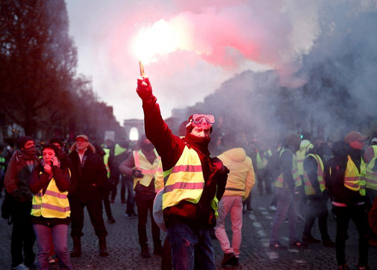 París: la policía se enfrenta a manifestantes en contra del aumento de combustibles