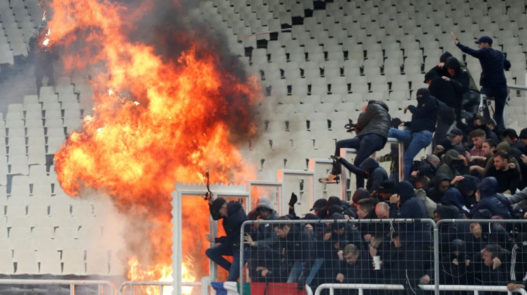 La batalla entre los ultras del AEK Atenas y el Ajax en la previa del partido