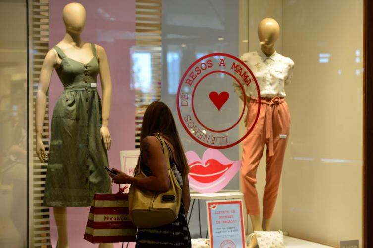 Acordaron un aumento del 20% para empleados de comercio