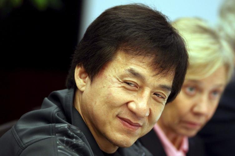 Jackie Chan: maltratos a su mujer y a su bebé, adicción al juego y necesidad de prostitución